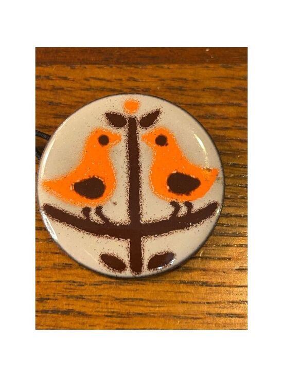 Unbranded Jewelry - Women's circa ‘60’s copper painted enamel brooch Love Birds Orange White